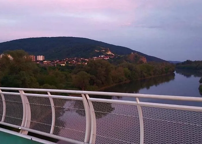 Spacious & Cleаn 4 Isolated For Groups Apartament *