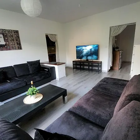 Spacious & Cleаn 4 Isolated For Groups Appartement